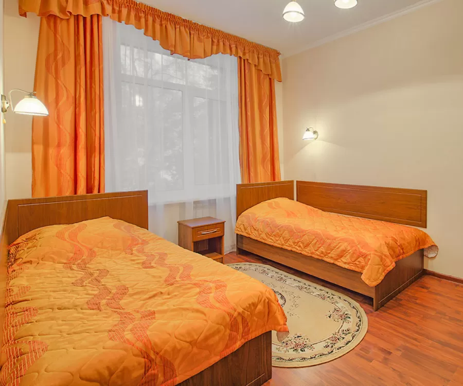 Двухместный двухкомнатный номер 1 категории во 2 корпусе в санатории имени Анджиевского в городе Ессентуки - фотография