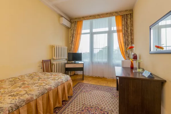 Одноместный номер 1 категории в 1 корпусе в санатории имени Анджиевского в городе Ессентуки - фотография