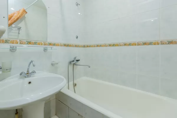 Двухместный двухкомнатный номер 1 категории в 1 корпусе в санатории имени Анджиевского в городе Ессентуки - фотография