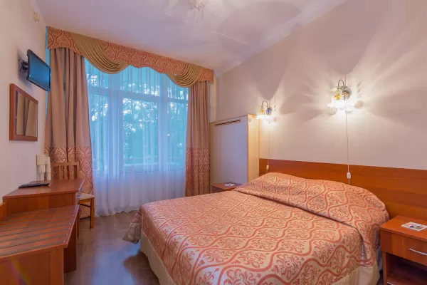 Двухместный двухкомнатный номер 1 категории в 1 корпусе в санатории имени Анджиевского в городе Ессентуки - фотография