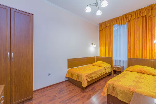 Двухместный двухкомнатный номер 1 категории во 2 корпусе в санатории имени Анджиевского в городе Ессентуки - фотография