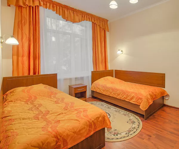 Двухместный двухкомнатный номер 1 категории во 2 корпусе в санатории имени Анджиевского в городе Ессентуки - фотография
