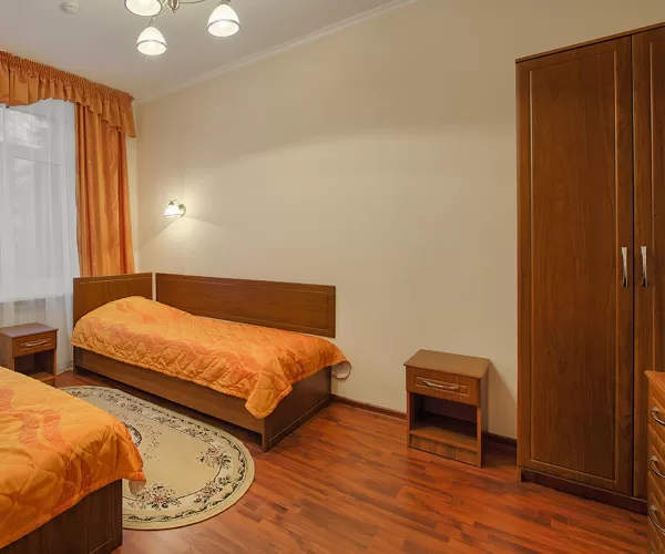 Двухместный двухкомнатный номер 1 категории во 2 корпусе в санатории имени Анджиевского в городе Ессентуки - фотография