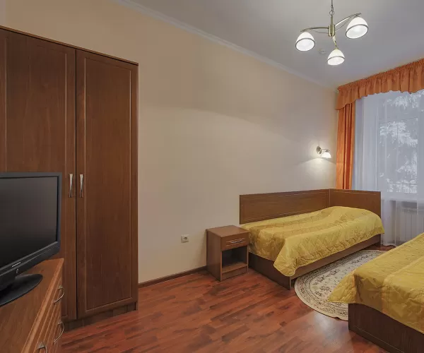 Двухместный двухкомнатный номер 1 категории во 2 корпусе в санатории имени Анджиевского в городе Ессентуки - фотография