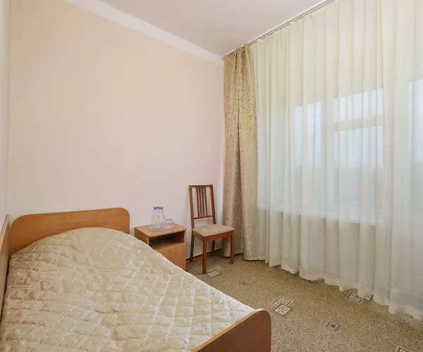 Одноместный номер 2 категории в 3 корпусе в санатории имени Анджиевского в городе Ессентуки - фотография