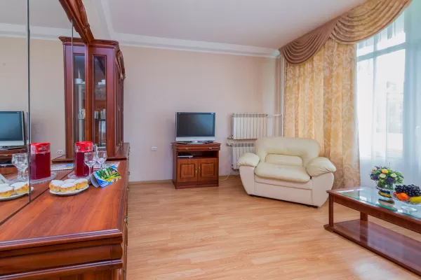 Апартамент трехкомнатный в 1 корпусе в санатории имени Анджиевского в городе Ессентуки - фотография