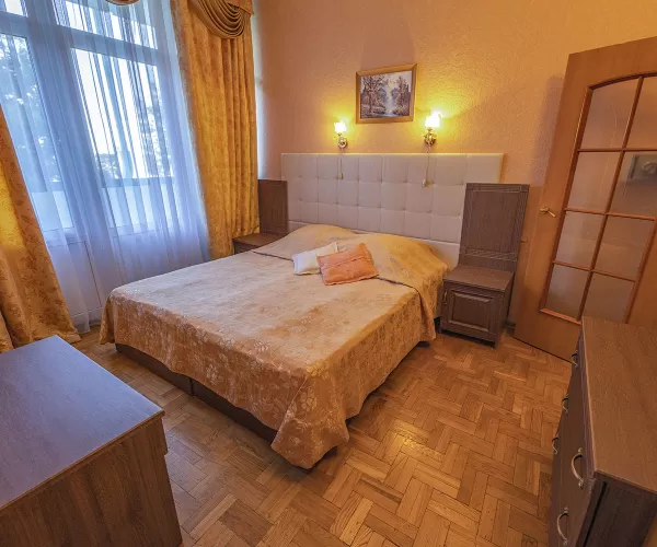 Апартамент трехкомнатный в 1 корпусе в санатории имени Анджиевского в городе Ессентуки - фотография