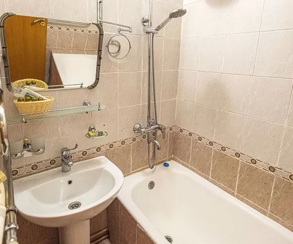 Апартамент трехкомнатный в 1 корпусе в санатории имени Анджиевского в городе Ессентуки - фотография