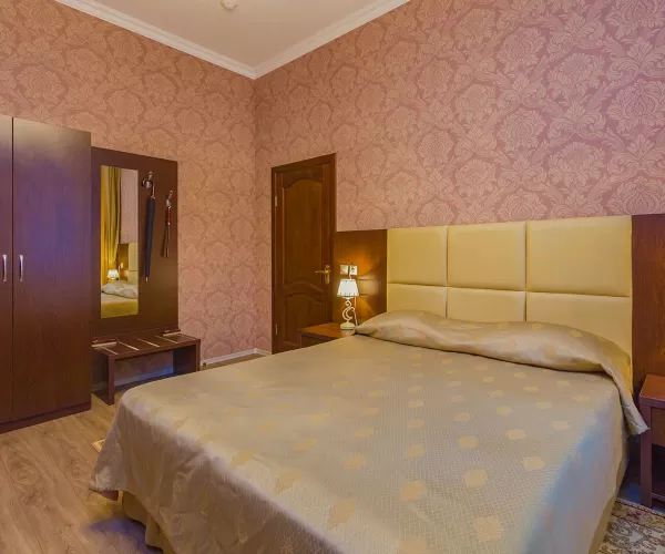 Двухкомнатный номер Джуниор сьют в корпусе Вилла Герман в санатории имени Анджиевского в городе Ессентуки - фотография