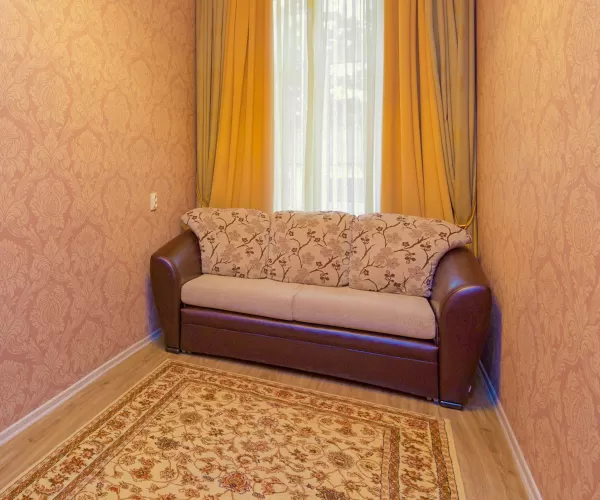 Двухкомнатный номер Джуниор сьют в корпусе Вилла Герман в санатории имени Анджиевского в городе Ессентуки - фотография