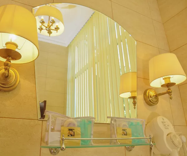 Двухкомнатный номер Джуниор сьют в корпусе Вилла Герман в санатории имени Анджиевского в городе Ессентуки - фотография