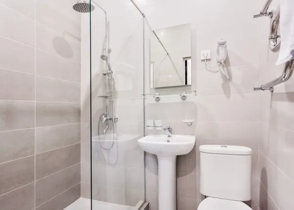 Номер «Комфорт» 2-местный 1-комнатный 1 категории в 3 корпусе санатория «им.Анджиквского» в г. Ессентуки - фотография