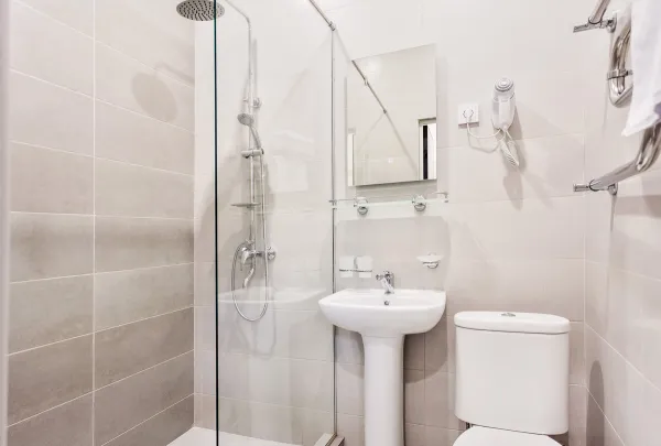 Номер «Комфорт» 1-местный 1-комнатный 1 категории в 3 корпусе санатория «им. Анджиевского» в г. Ессентуки - фотография