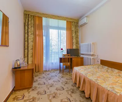 Одноместный номер 1 категории в 1 корпусе в санатории имени Анджиевского в городе Ессентуки - фотография
