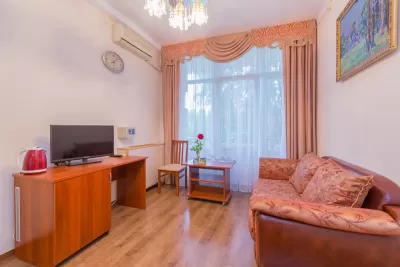 Двухместный двухкомнатный номер 1 категории в 1 корпусе в санатории имени Анджиевского в городе Ессентуки - фотография