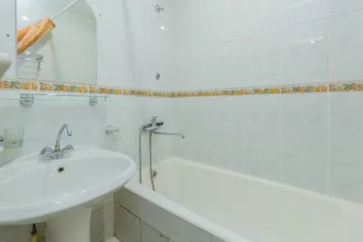 Двухместный двухкомнатный номер 1 категории в 1 корпусе в санатории имени Анджиевского в городе Ессентуки - фотография