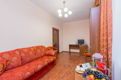 Двухместный двухкомнатный номер 1 категории во 2 корпусе в санатории имени Анджиевского в городе Ессентуки - фотография