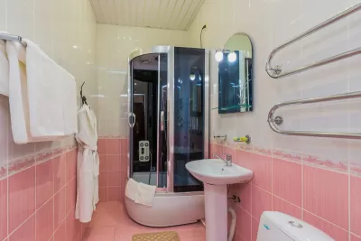 Двухместный двухкомнатный номер 1 категории во 2 корпусе в санатории имени Анджиевского в городе Ессентуки - фотография