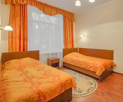 Двухместный двухкомнатный номер 1 категории во 2 корпусе в санатории имени Анджиевского в городе Ессентуки - фотография