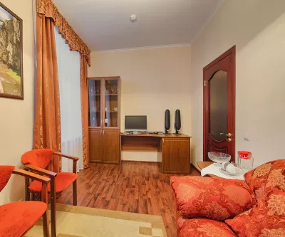 Двухместный двухкомнатный номер 1 категории во 2 корпусе в санатории имени Анджиевского в городе Ессентуки - фотография