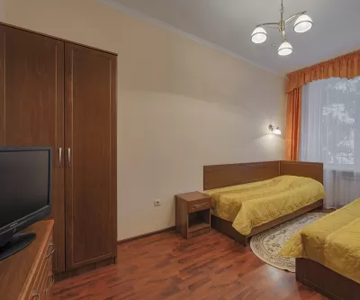 Двухместный двухкомнатный номер 1 категории во 2 корпусе в санатории имени Анджиевского в городе Ессентуки - фотография