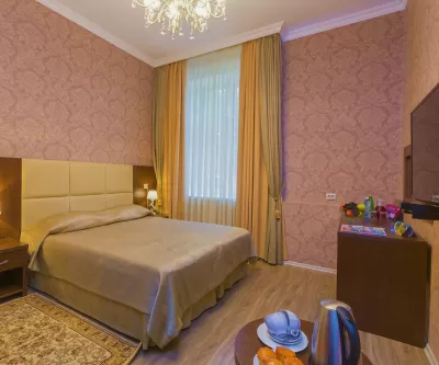 Двухкомнатный номер Джуниор сьют в корпусе Вилла Герман в санатории имени Анджиевского в городе Ессентуки - фотография