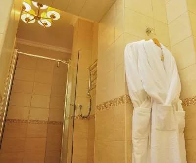 Двухкомнатный номер Джуниор сьют в корпусе Вилла Герман в санатории имени Анджиевского в городе Ессентуки - фотография