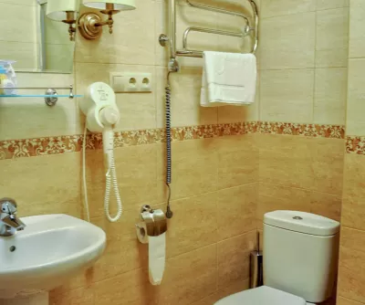 Однокомнатный номер Джуниор сьют в корпусе Вилла Герман в санатории имени Анджиевского в городе Ессентуки - фотография