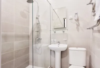 Номер «Комфорт» 1-местный 1-комнатный 1 категории в 3 корпусе санатория «им. Анджиевского» в г. Ессентуки - фотография